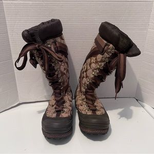 COACH Marian logo laced up Insulated brown and beige boots size 6-1/2 M